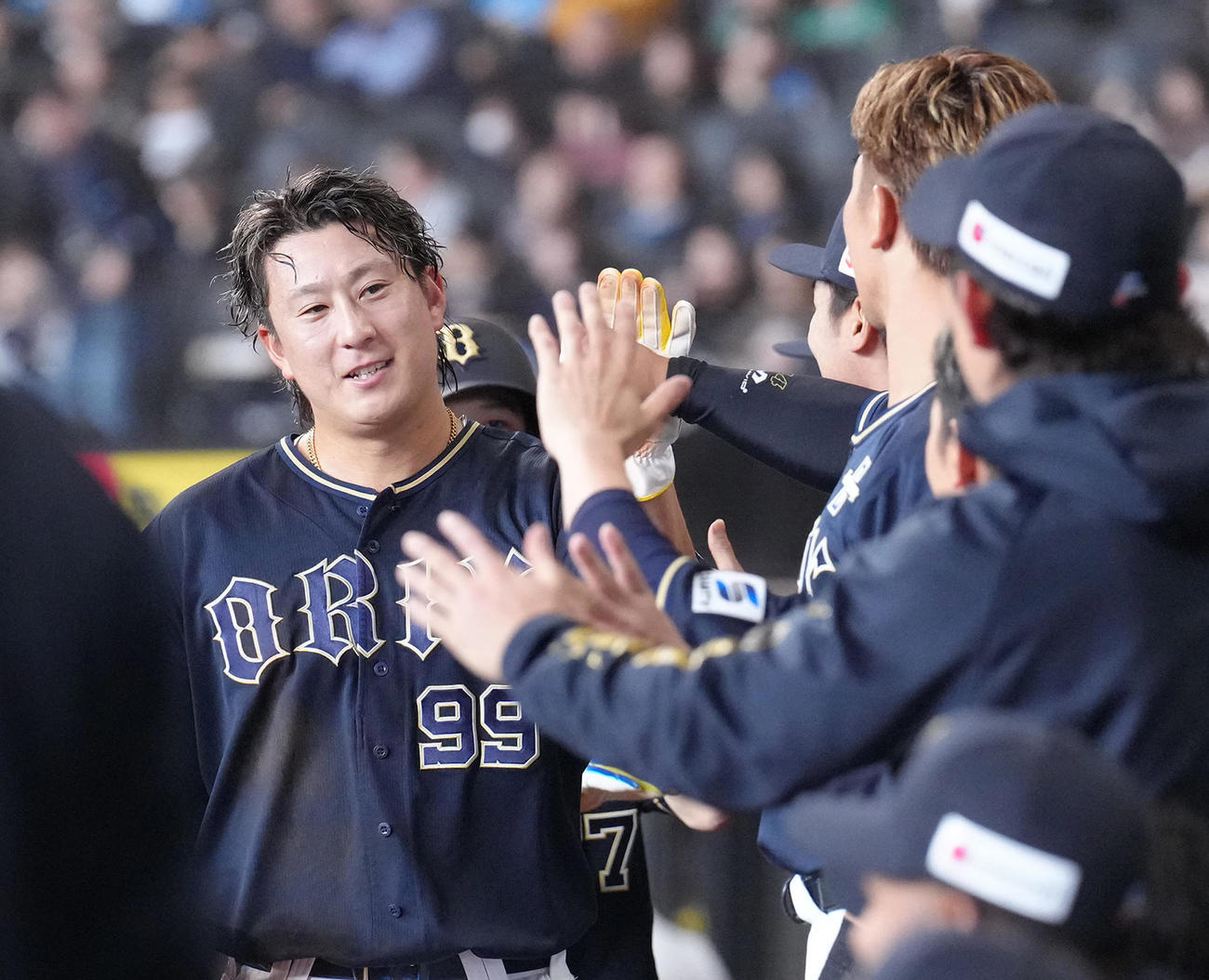 日本ハム対オリックス　2回表オリックス2死二、三塁、福永の2点適時三塁打で生還し、笑顔でタッチを交わす杉本（撮影・足立雅史）