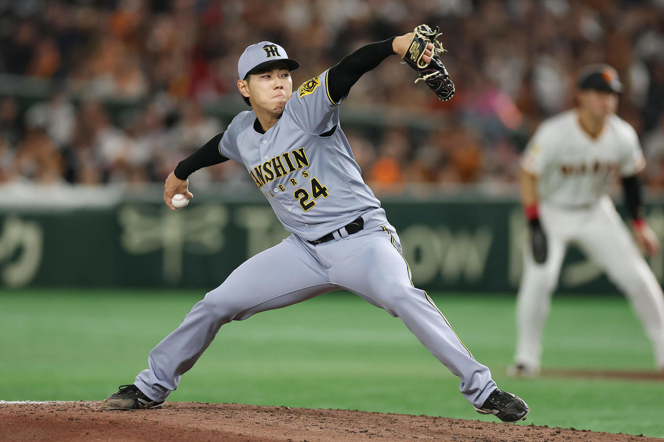 巨人対阪神　6回裏巨人2死一、三塁、阪神2番手で登板する工藤（撮影・前田充）