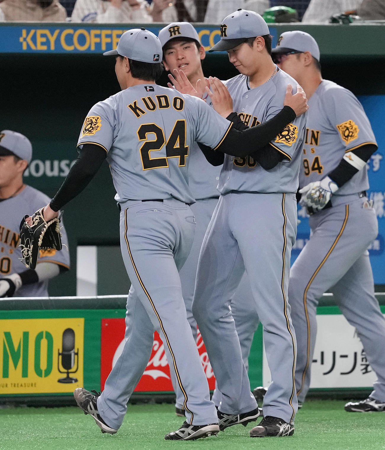 巨人対阪神　6回裏を抑えた工藤（左）を笑顔で迎える阪神門別（左から3人目）（撮影・鈴木みどり）