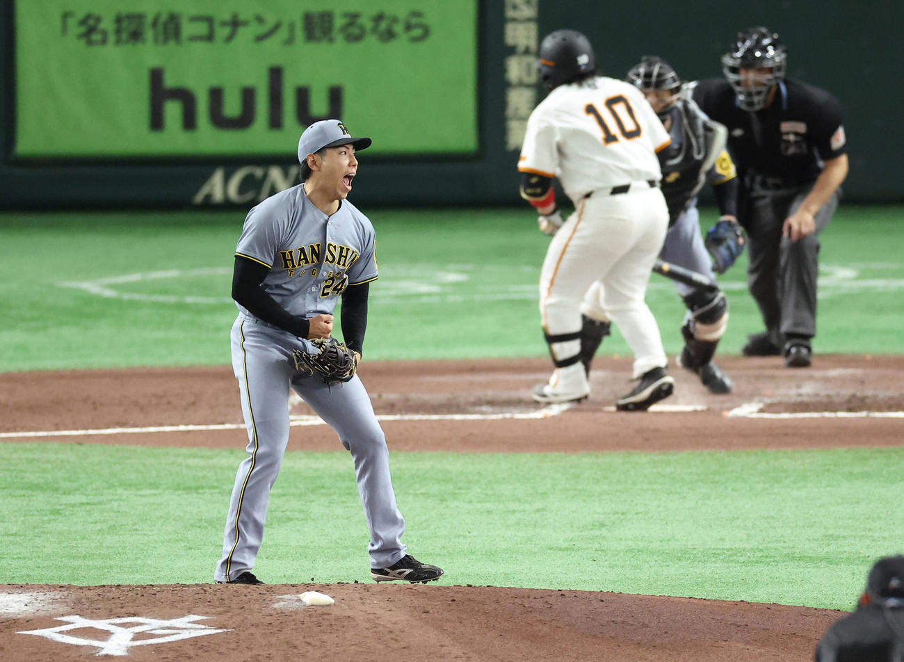 巨人対阪神　6回裏巨人2死一、三塁、甲斐を空振り三振に抑え雄たけびを上げる工藤（撮影・河田真司）