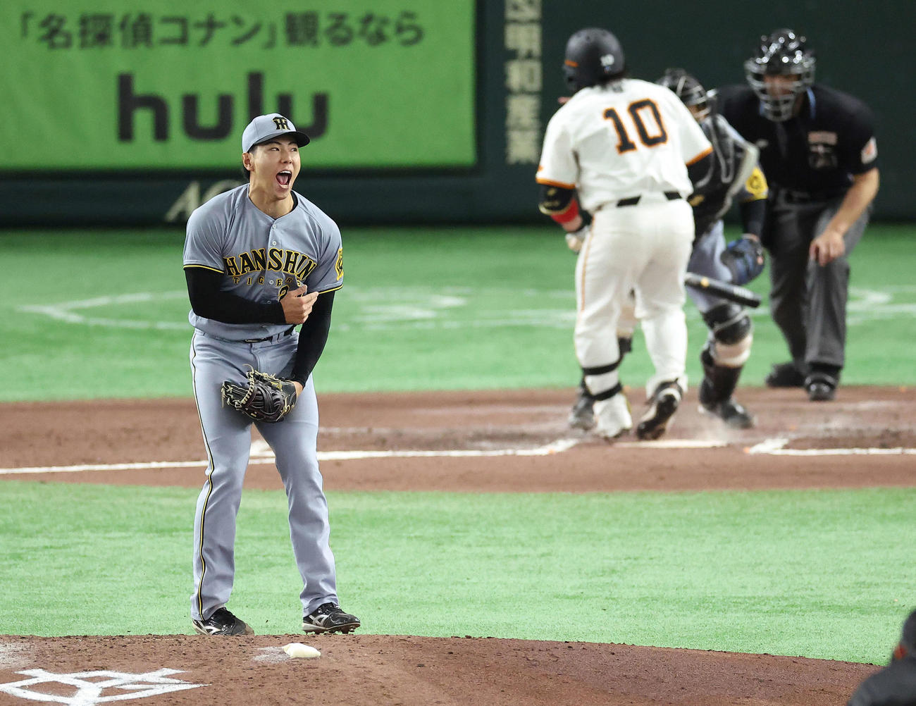 巨人対阪神　6回裏巨人2死一、三塁、甲斐を空振り三振に抑え雄たけびを上げる工藤（撮影・河田真司）