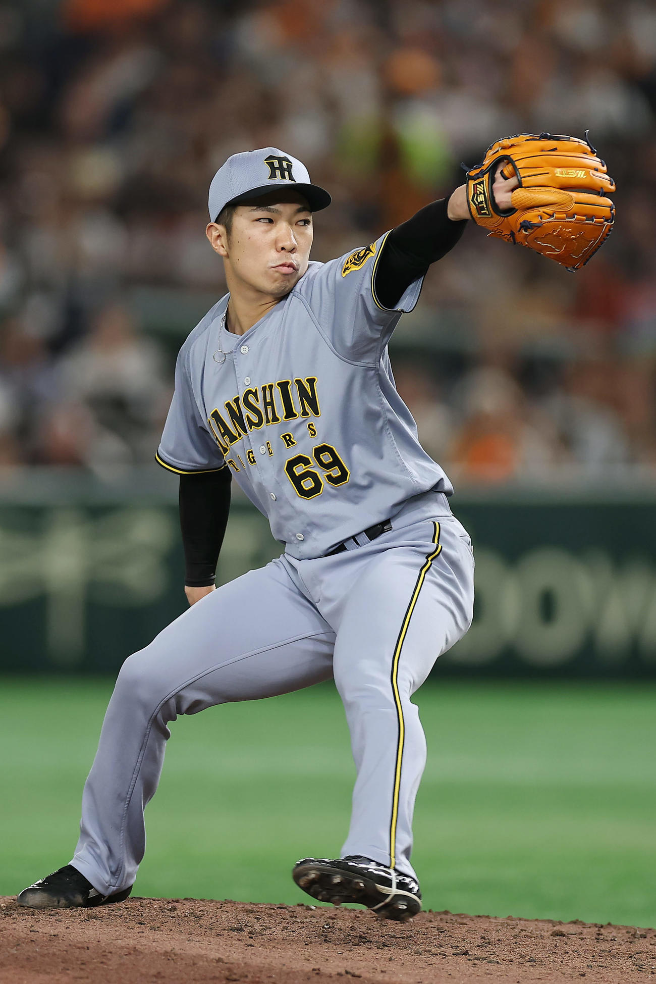 巨人対阪神　力投する阪神3番手の石井（撮影・前田充）