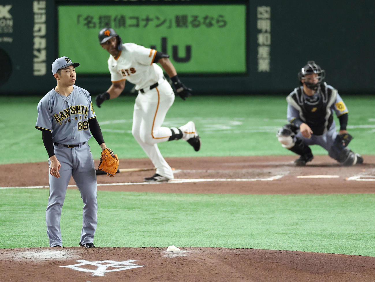巨人対阪神神　7回裏巨人無死、ヘルナンデスに左翼線に二塁打を浴びる石井（撮影・河田真司）