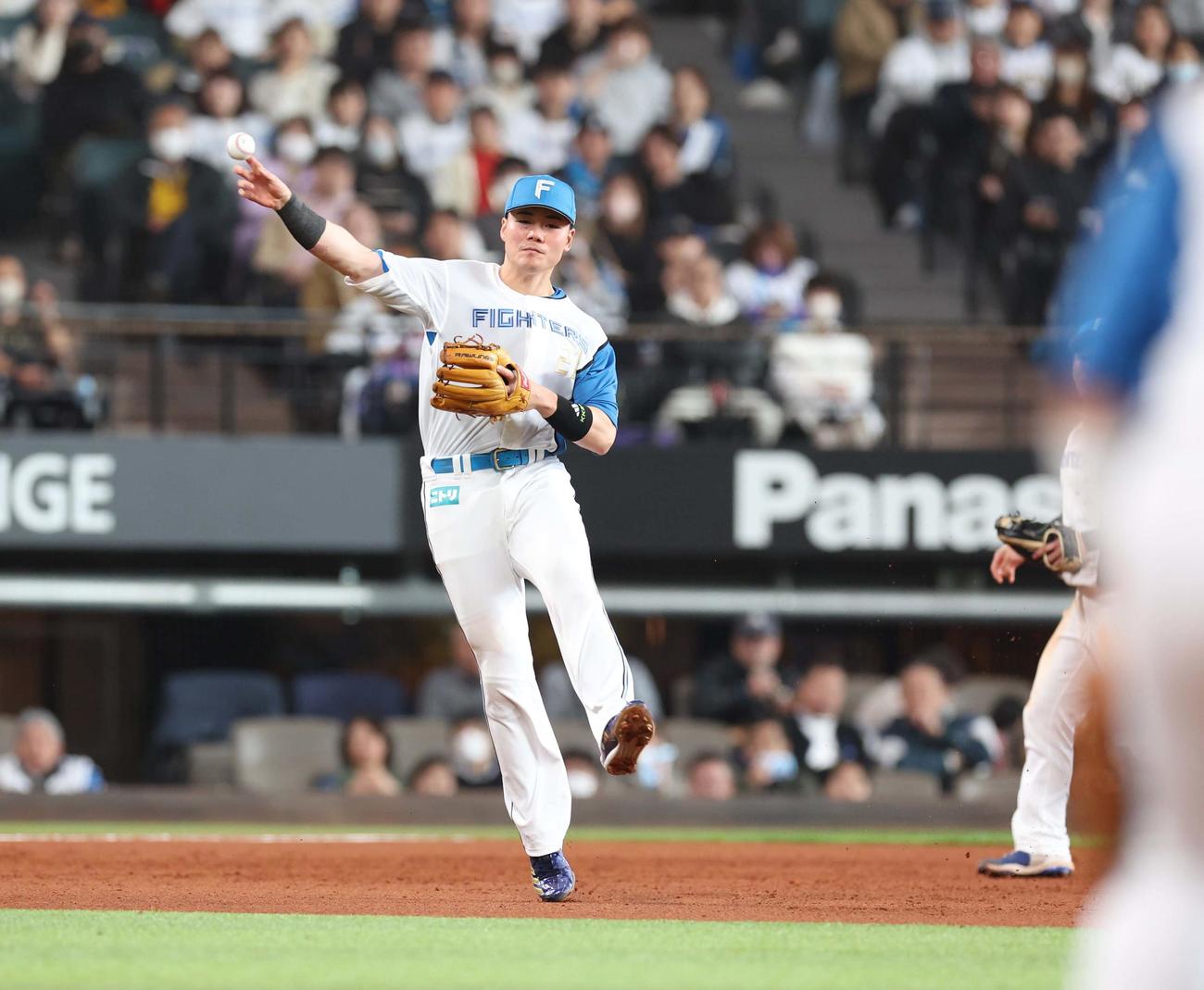 日本ハム対オリックス　6回表オリックス2死一塁、オリバレスの三塁前の打球を清宮幸が一塁に送球するもセーフとなる（撮影・黒川智章）