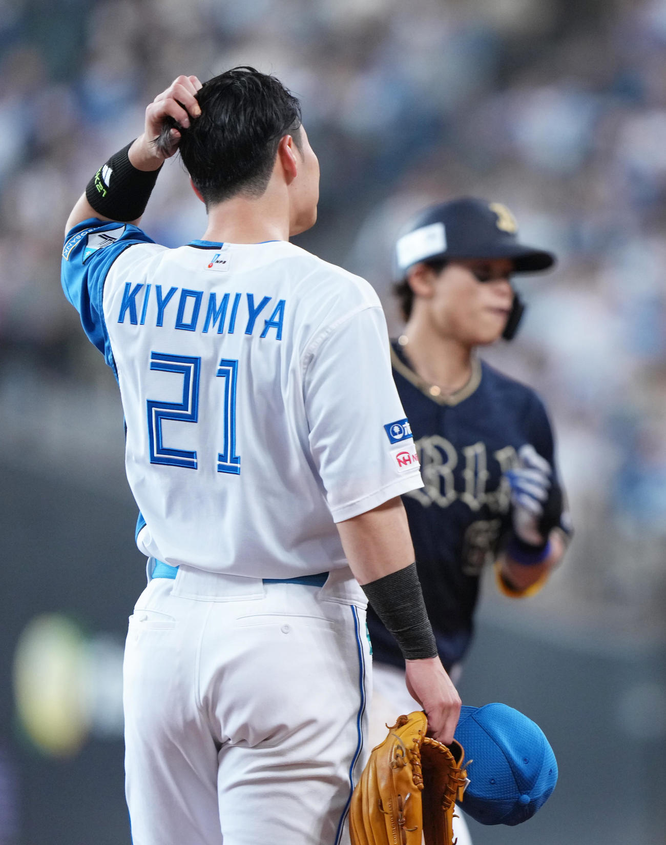 日本ハム対オリックス　6回表オリックス2死一、二塁、中川（後方）の左越え3点本塁打に頭をかく日本ハム清宮幸（撮影・足立雅史）