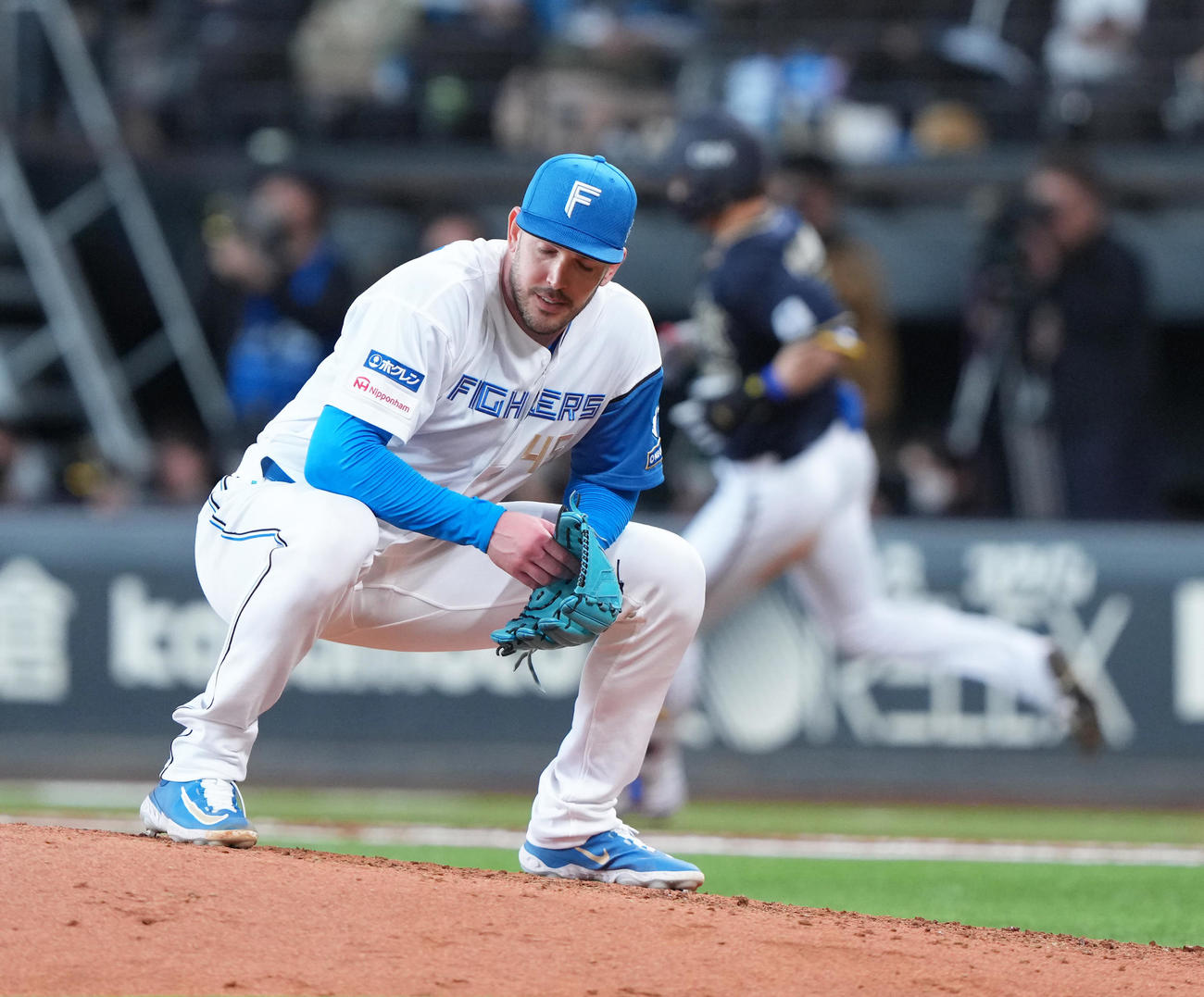 日本ハム対オリックス　6回表オリックス2死一、二塁、中川（後方）に左越え3点本塁打を浴びしゃがみ込むバーヘイゲン（撮影・足立雅史）