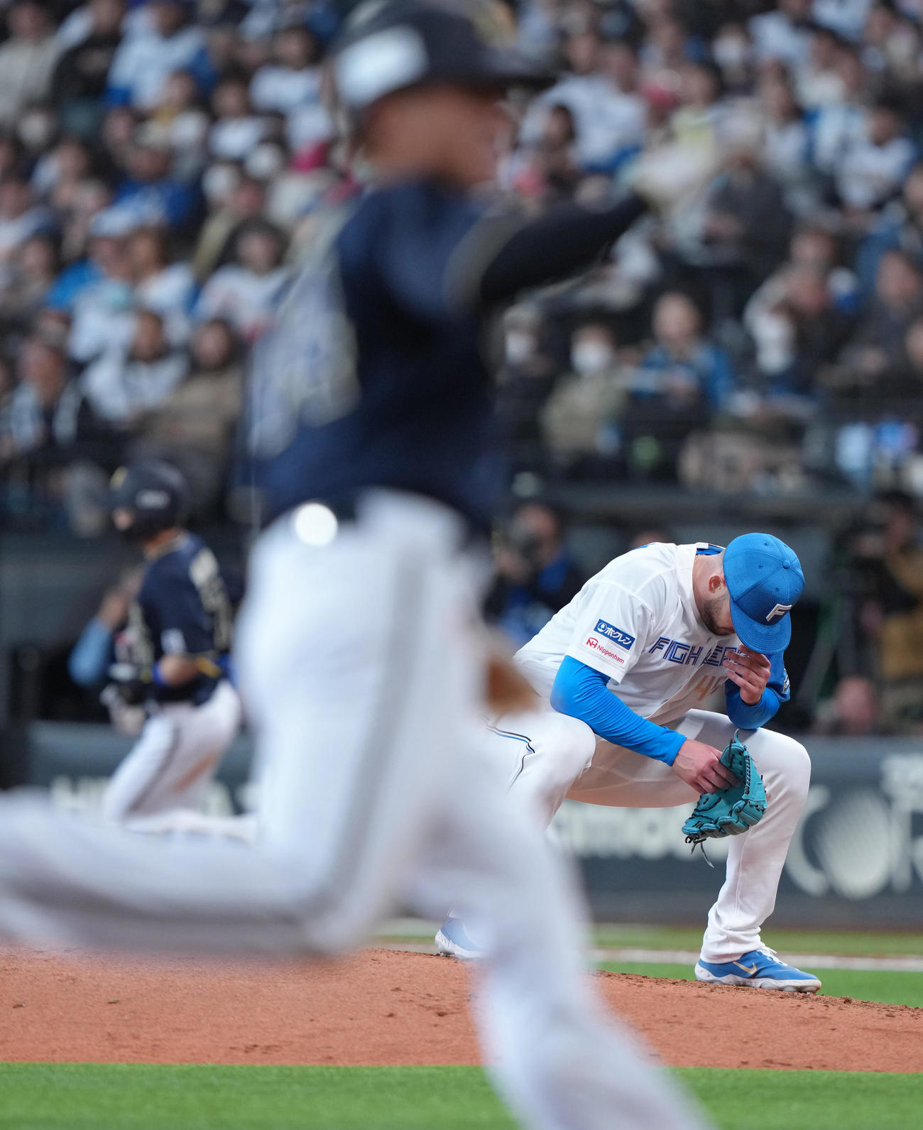 日本ハム対オリックス　6回表オリックス2死一、二塁、中川（後方左）に左越え3点本塁打を浴びしゃがみ込むバーヘイゲン（撮影・足立雅史）