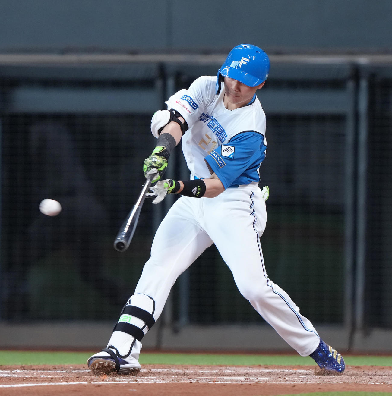 日本ハム対オリックス　5回裏日本ハム無死一、二塁、清宮幸は適時二塁打を放つ（撮影・足立雅史）