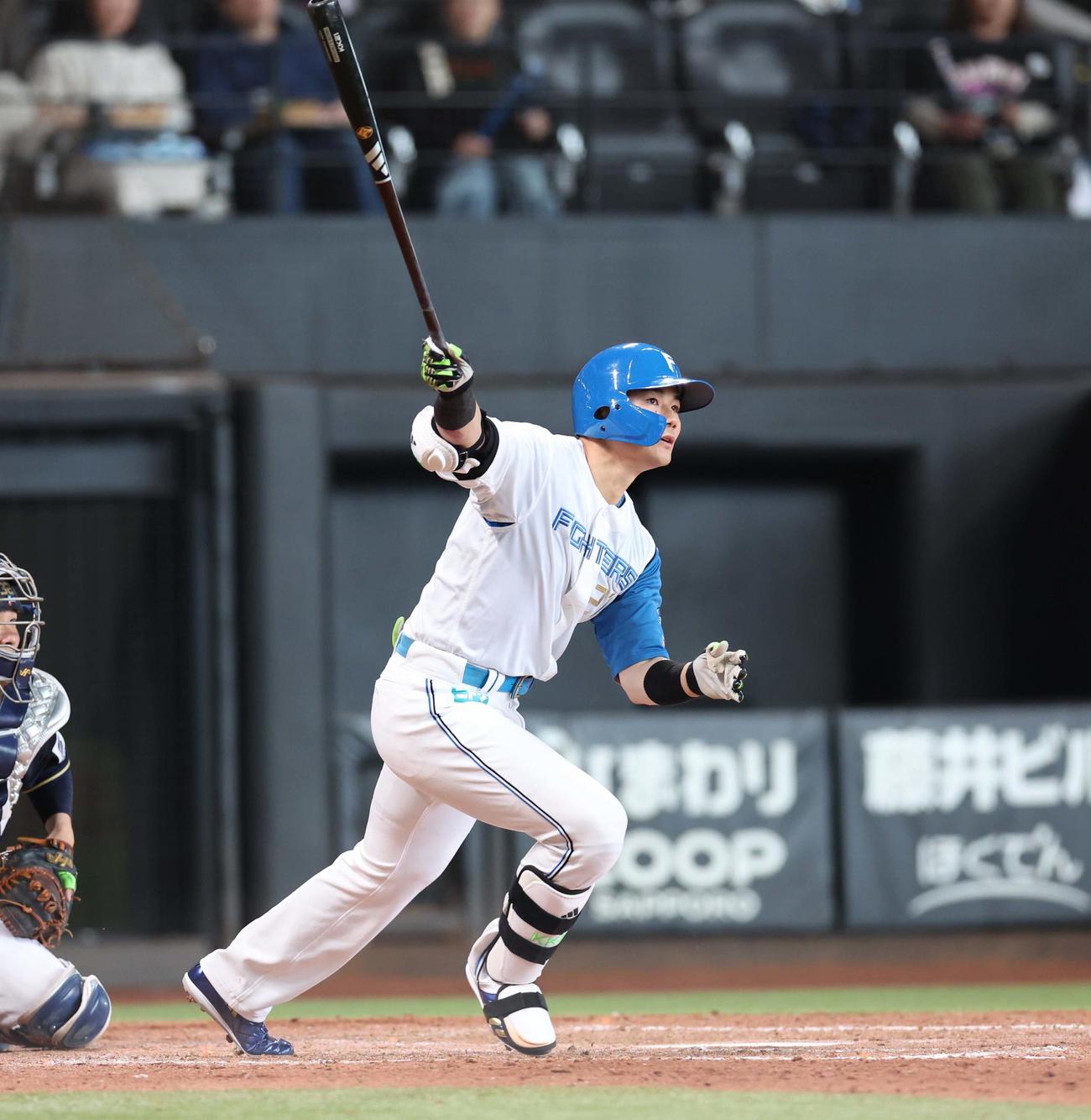 日本ハム対オリックス　5回裏日本ハム無死一、二塁、右越え適時二塁打を放つ清宮幸（撮影・黒川智章）