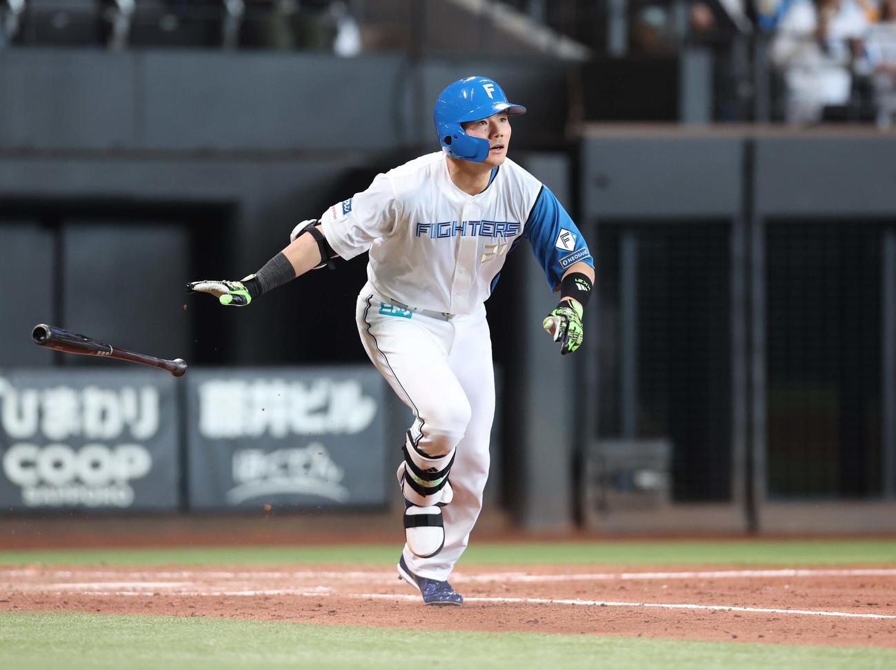 日本ハム対オリックス　5回裏日本ハム無死一、二塁、右越え適時二塁打を放つ清宮幸（撮影・黒川智章）