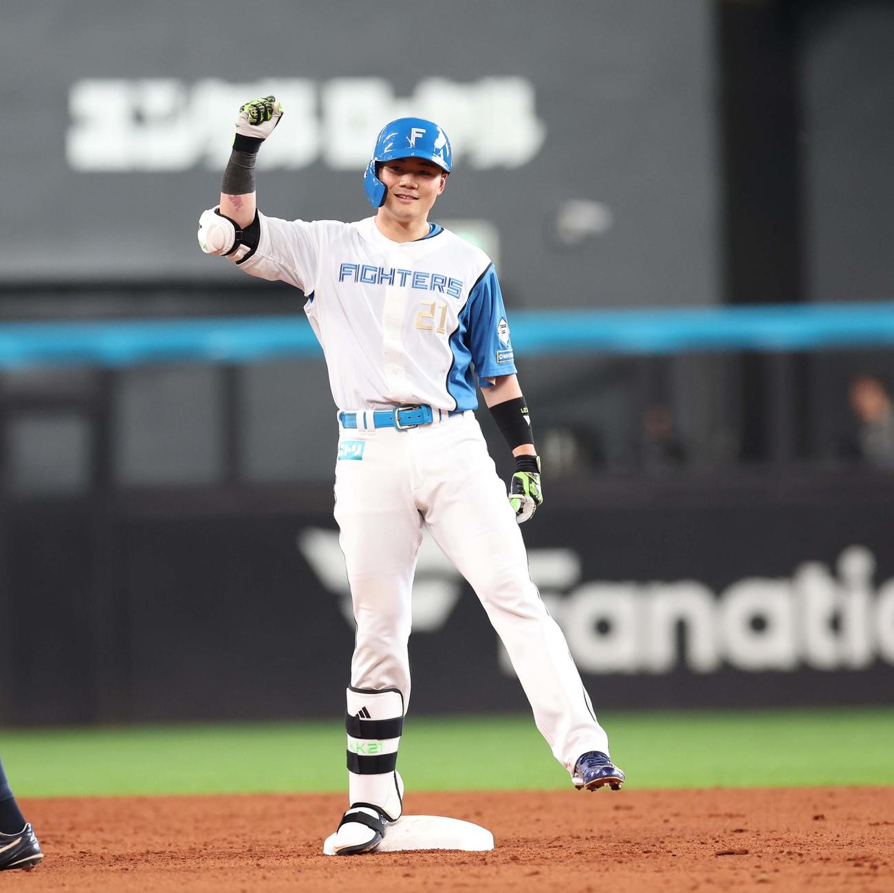 日本ハム対オリックス　5回裏日本ハム無死一、二塁、右越え適時二塁打を放ちポーズをとる清宮幸（撮影・黒川智章）