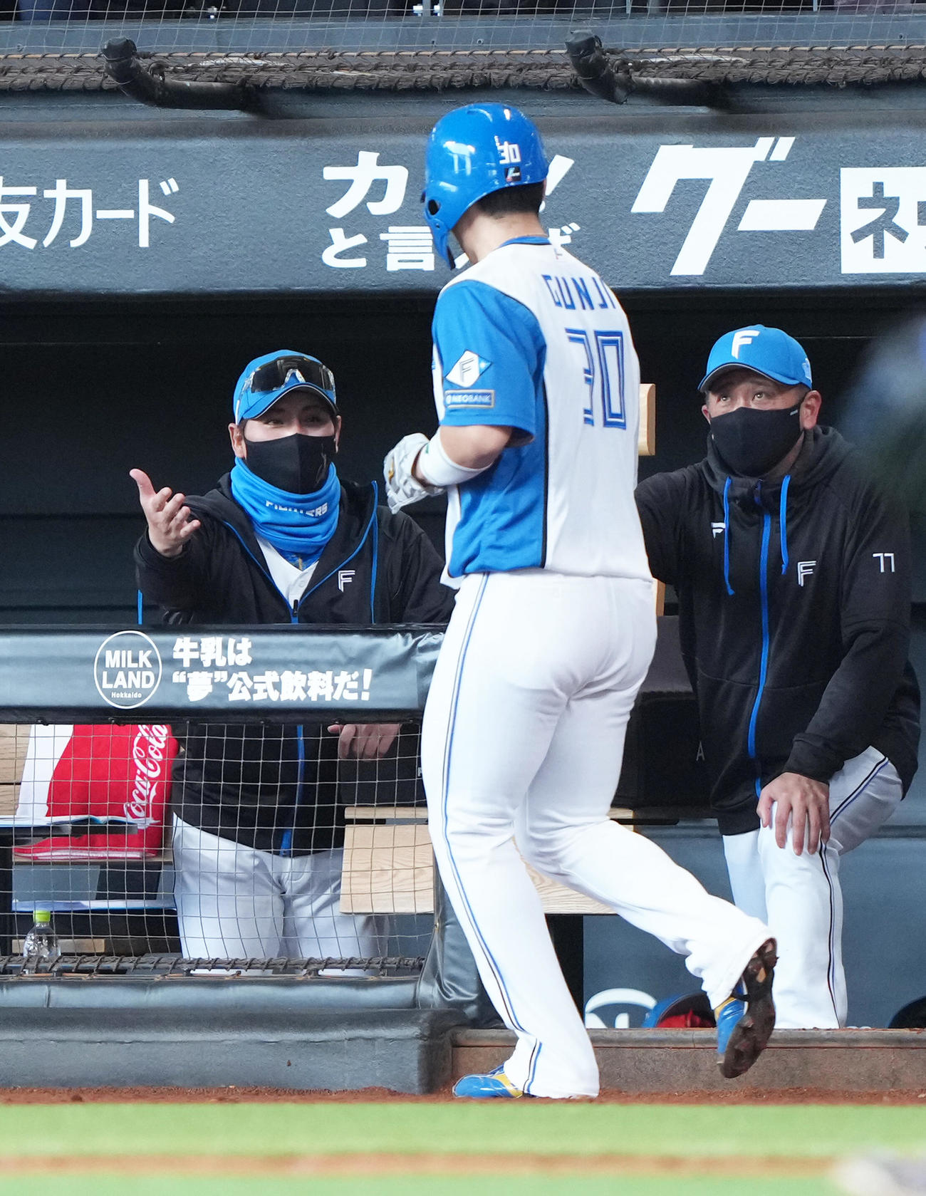 日本ハム対オリックス　5回裏日本ハム無死一、二塁、清宮幸の適時二塁打で生還した郡司（中央）を迎える新庄監督（左）（撮影・足立雅史）