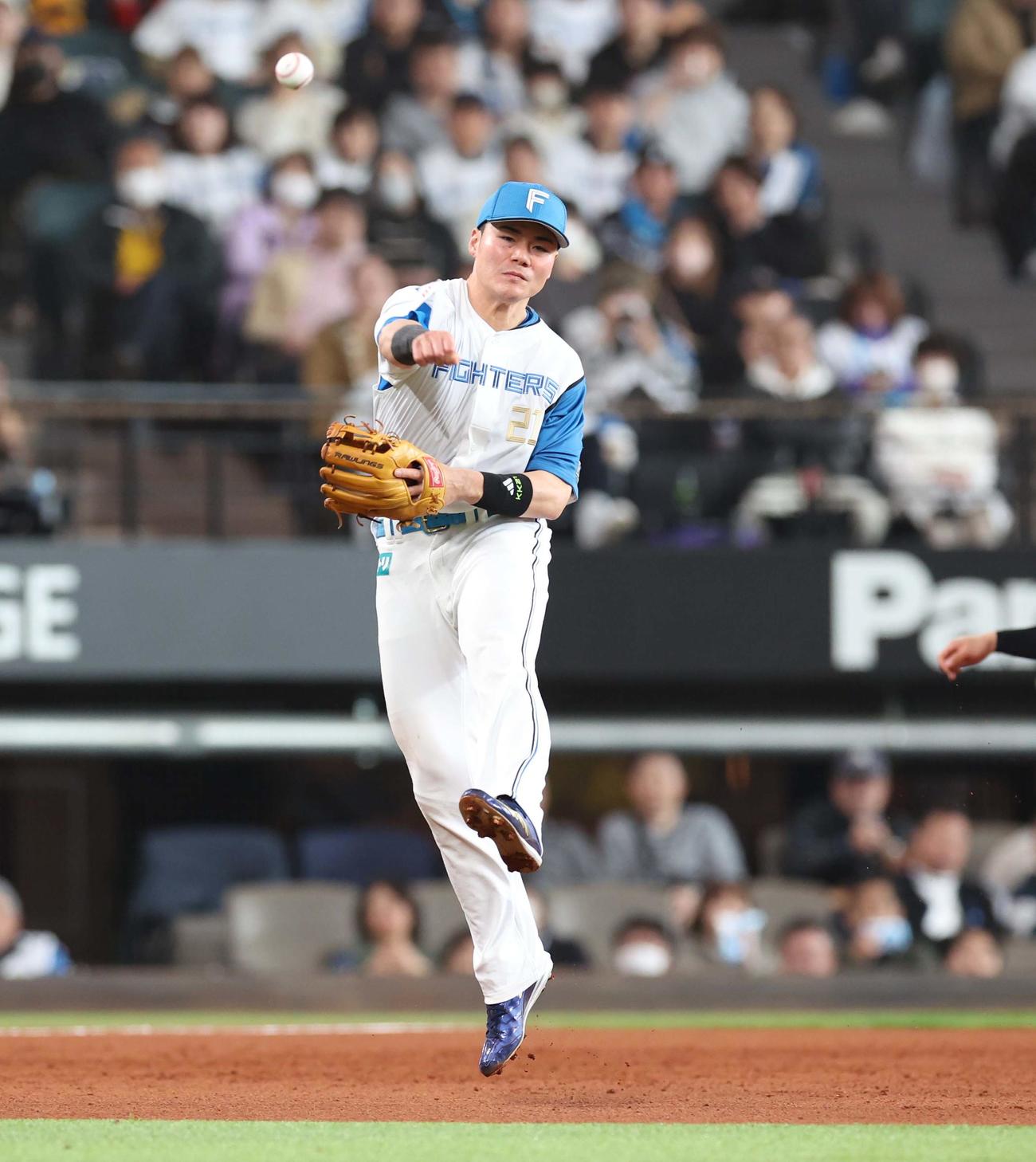 日本ハム対オリックス　6回表オリックス2死一塁、オリバレスの三塁前の打球を清宮幸が一塁に送球するもセーフとなる（撮影・黒川智章）