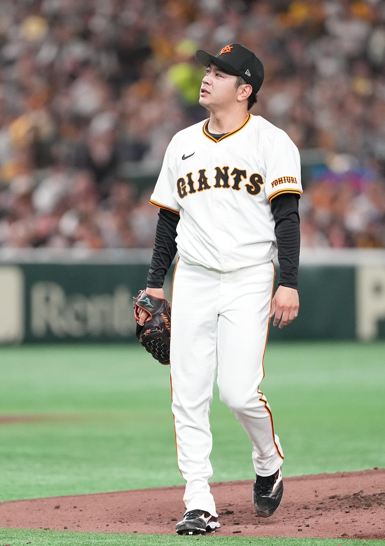 巨人対阪神　4回表に先制を許した巨人先発石川は顔をしかめながらベンチへ戻る（撮影・鈴木みどり）