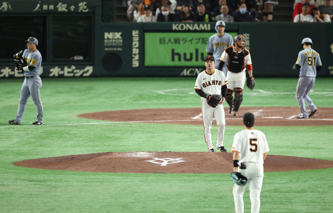 巨人対阪神　4回表阪神2死満塁、前川に四球を与え先制を許す石川（撮影・河田真司）