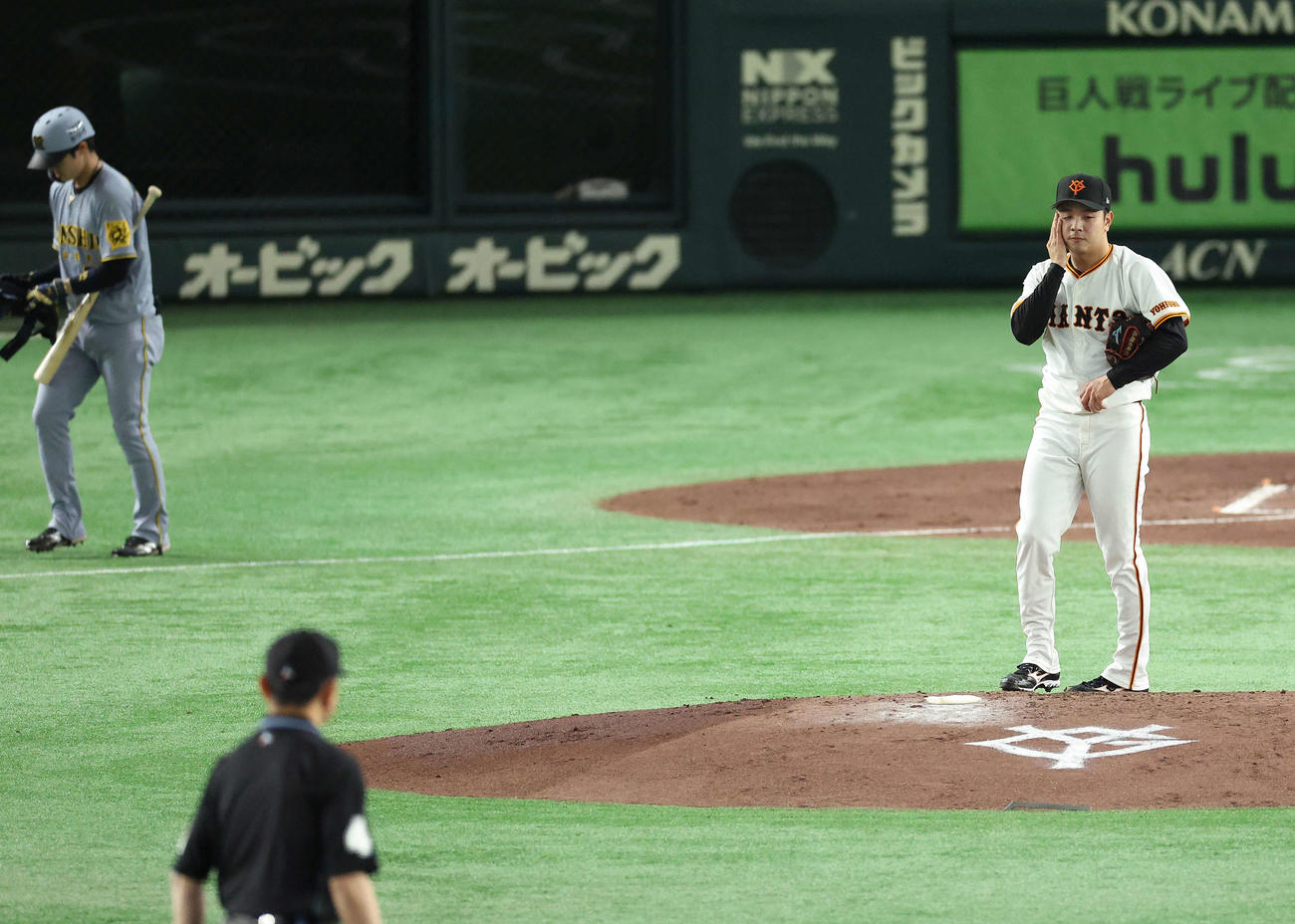 巨人対阪神　4回表阪神1死、中野に四球を与える石川（撮影・河田真司）