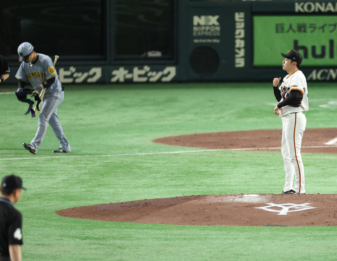 巨人対阪神　4回表阪神1死、中野に四球を与える石川（撮影・河田真司）