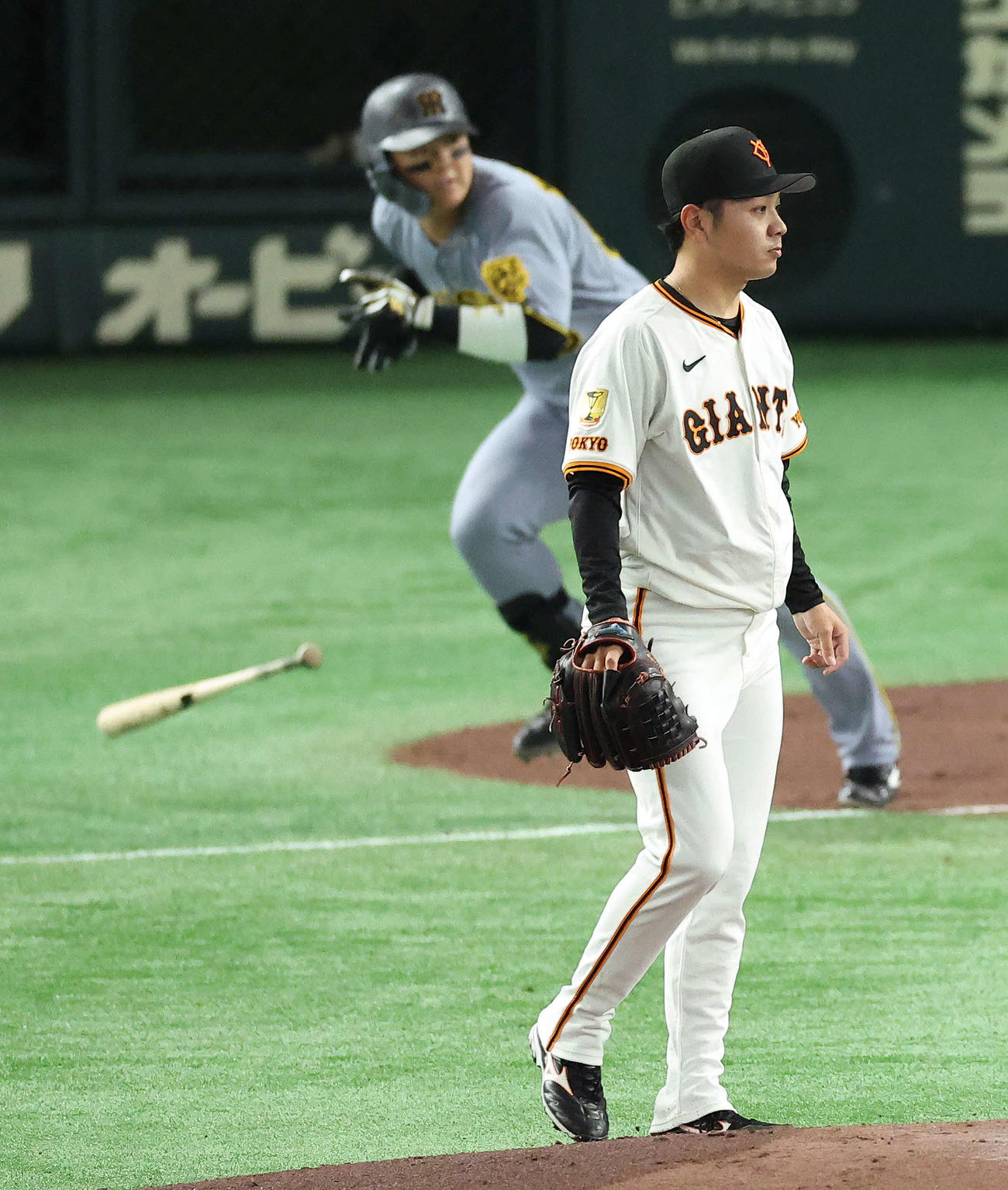 巨人対阪神　2回表阪神2死、前川を三ゴロに抑える石川（撮影・河田真司）