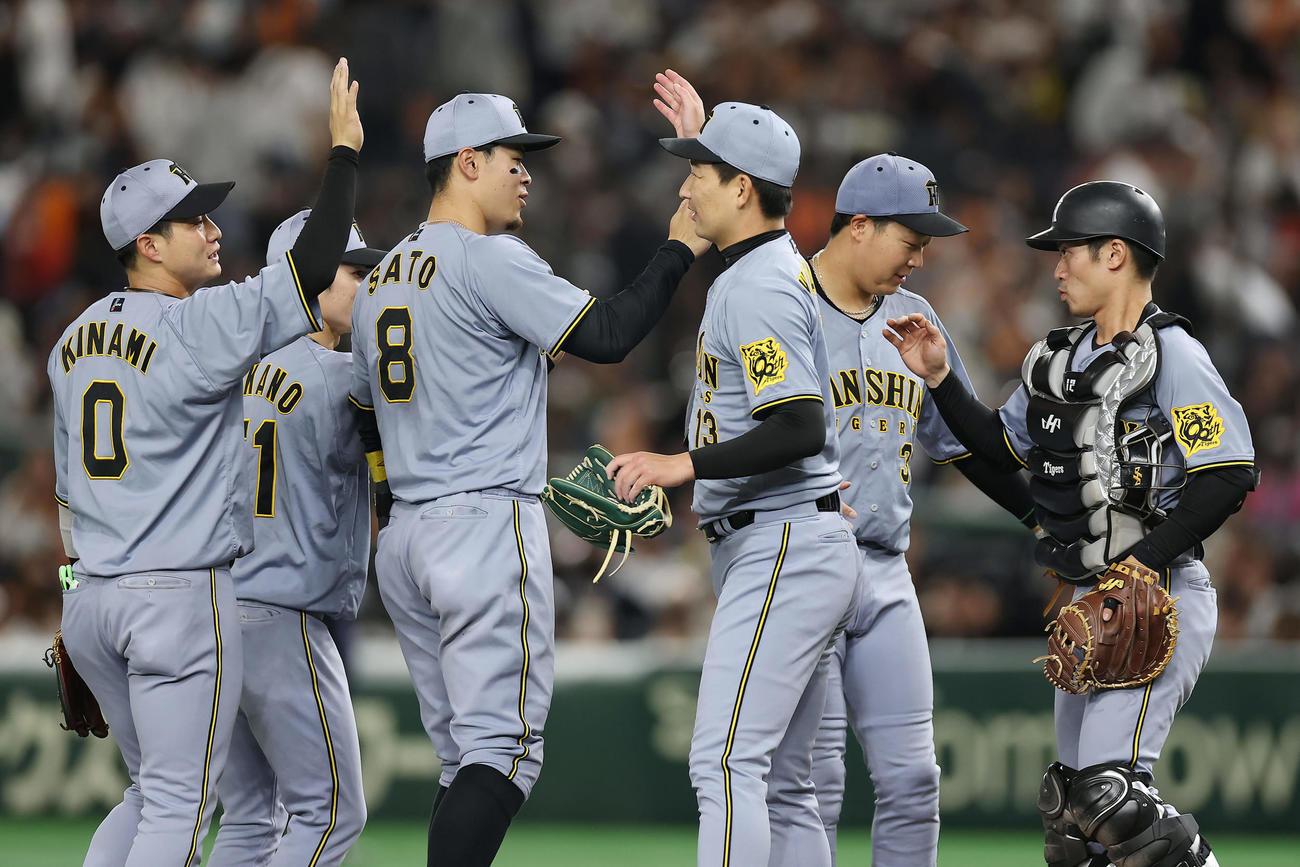 巨人対阪神　巨人に3連勝し、タッチ交わして喜ぶ阪神の選手たち（撮影・前田充）