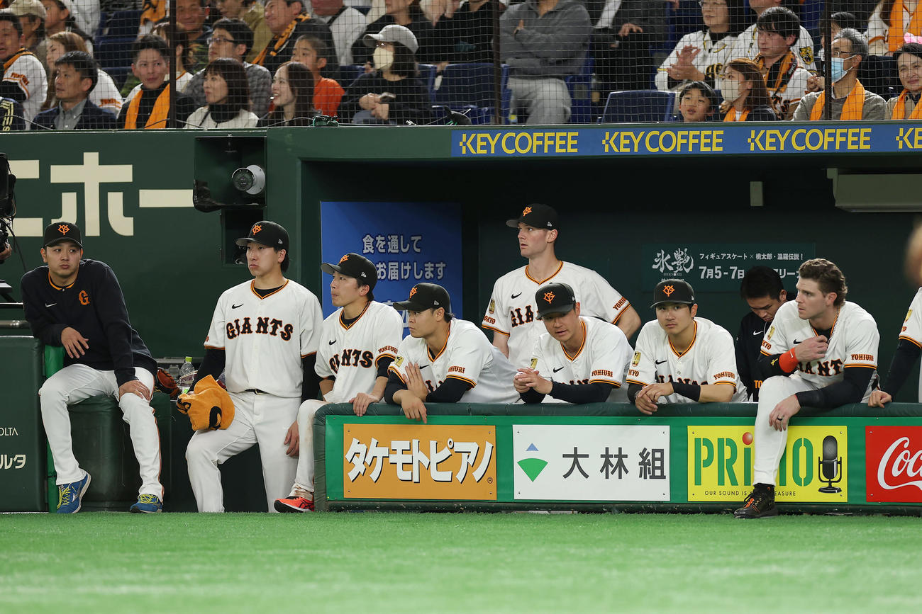 巨人対阪神　9回裏巨人2死、厳しい表情で試合を見守る巨人の選手たち（撮影・前田充）