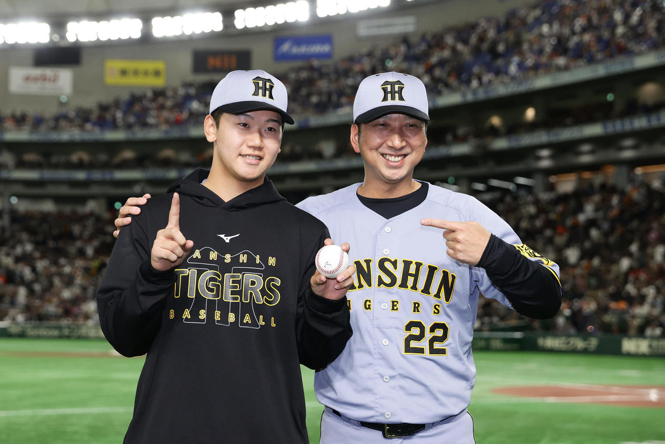 巨人対阪神　プロ初勝利を挙げ、阪神藤川監督（右）の祝福を受ける門別（撮影・前田充）