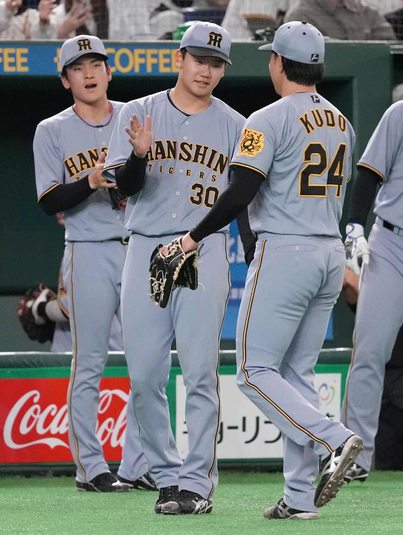 巨人対阪神　6回裏を抑えた工藤（右）を笑顔で迎える阪神門別（中央）（撮影・鈴木みどり）