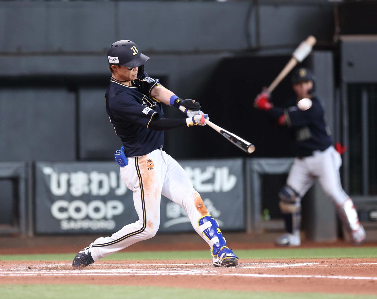日本ハム対オリックス　6回表オリックス2死一、二塁、左越え3点本塁打を放つ中川（撮影・黒川智章）