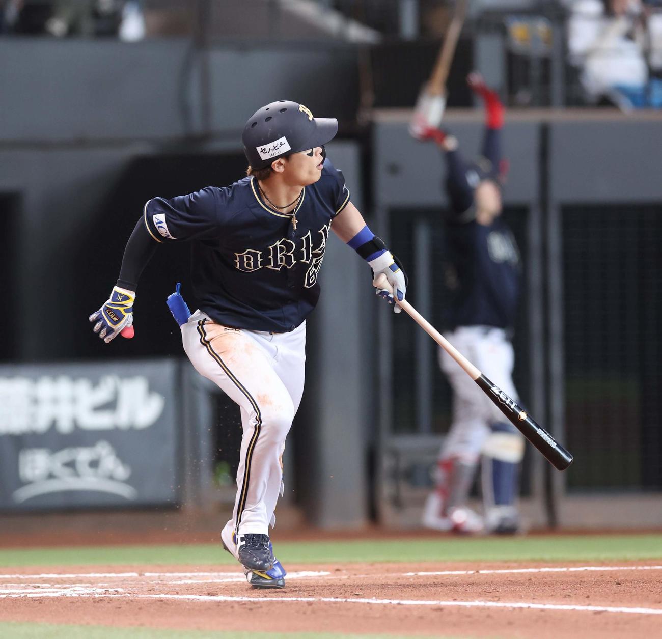 日本ハム対オリックス　6回表オリックス2死一、二塁、左越え3点本塁打を放つ中川（撮影・黒川智章）