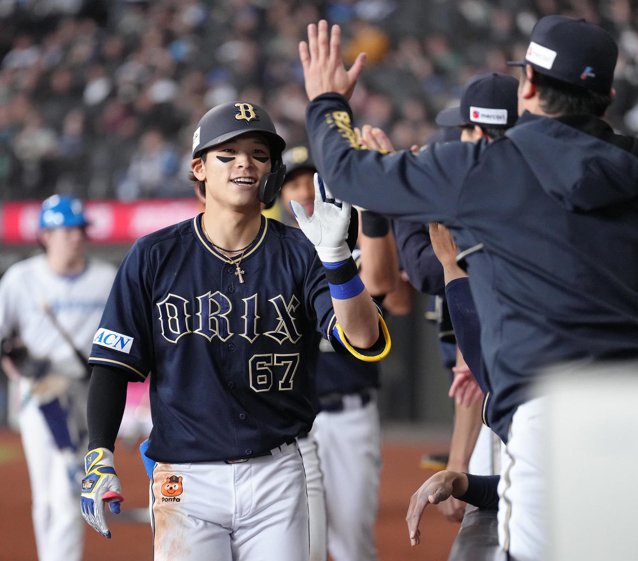 日本ハム対オリックス　6回表オリックス2死一、二塁、中川は左越え3点本塁打を放ちタッチを交わす（撮影・足立雅史）