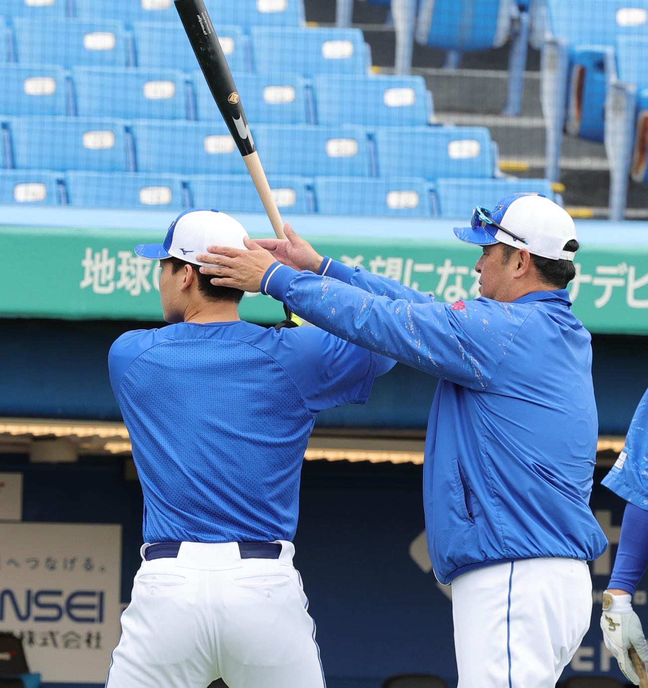 ヤクルト対中日　石川昂（左）を指導する中日松中打撃統括コーチ（撮影・野上伸悟）