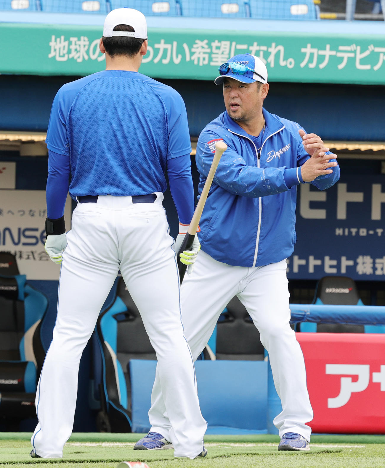 ヤクルト対中日　石川昂（左）を指導する中日松中打撃統括コーチ（撮影・野上伸悟）