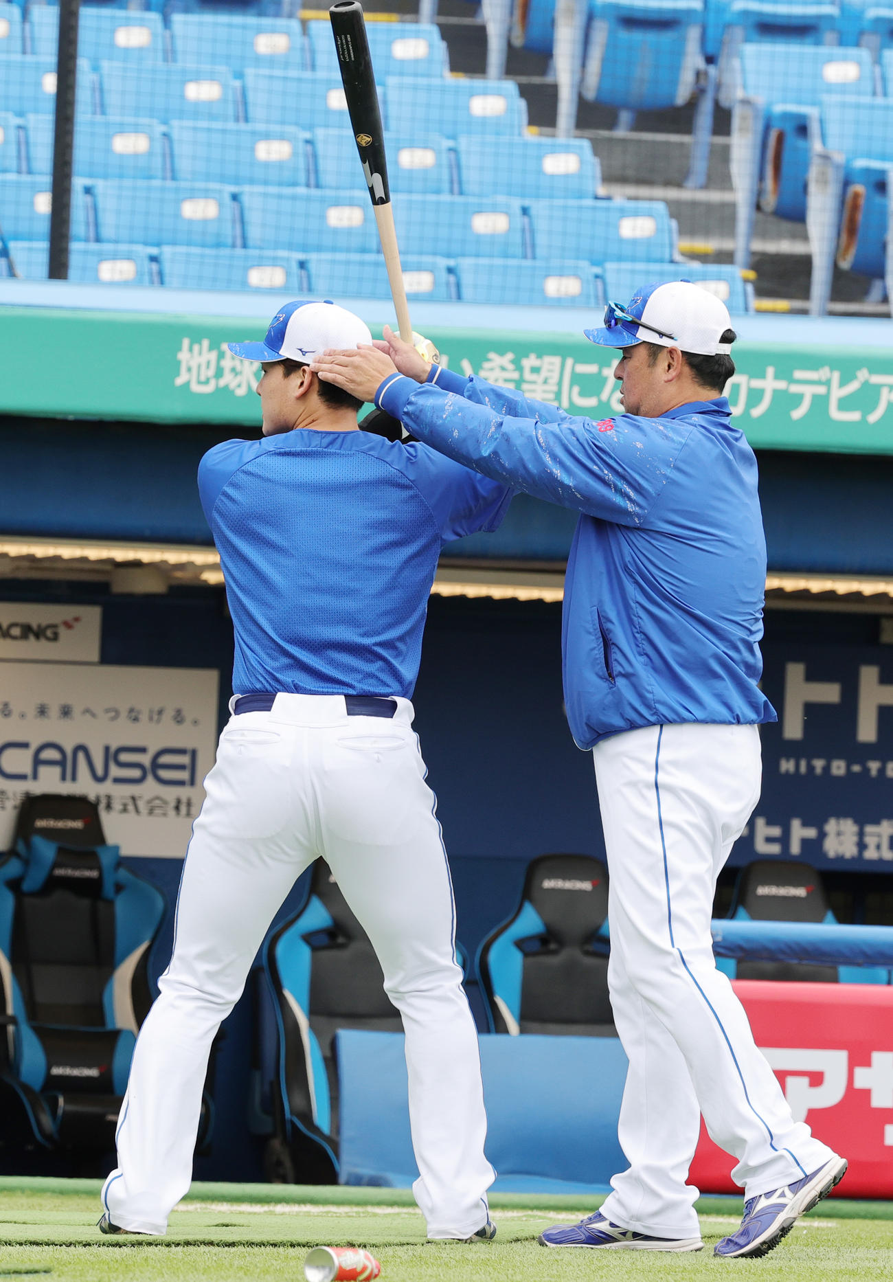 ヤクルト対中日　石川昂（左）を指導する中日松中打撃統括コーチ（撮影・野上伸悟）