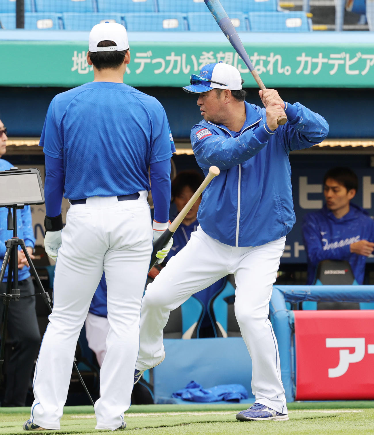 ヤクルト対中日　石川昂（左）を指導する中日松中打撃統括コーチ（撮影・野上伸悟）