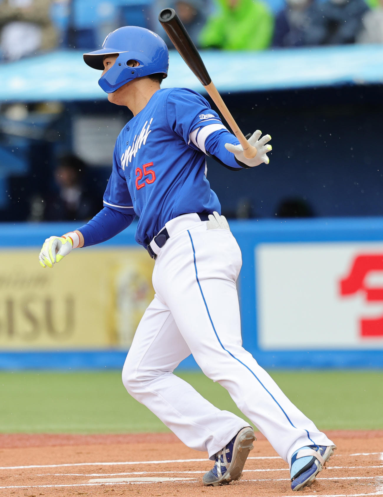 ヤクルト対中日　ヤ1回表中日1死二、三塁、中前先制2点適時打を放つ石川昂（撮影・野上伸悟）