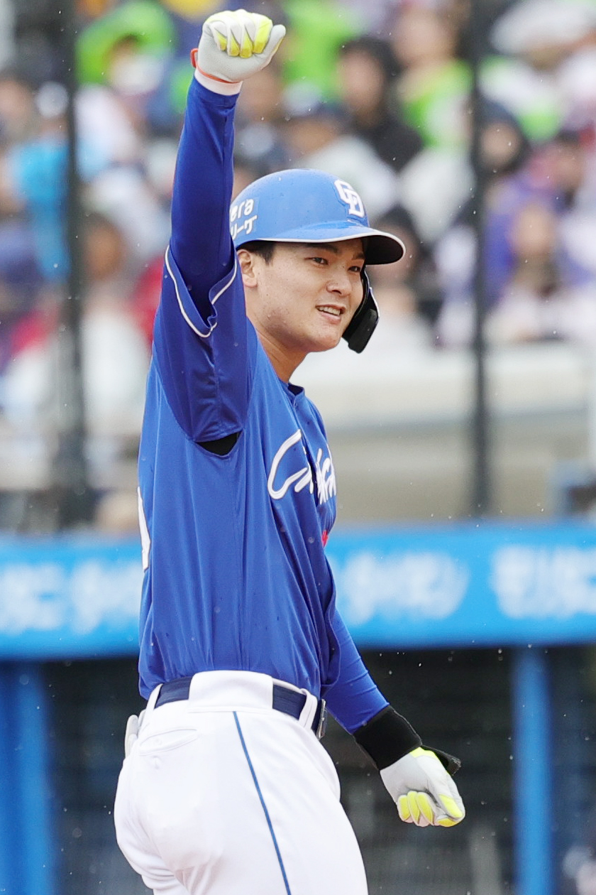ヤクルト対中日　ヤ1回表中日1死二、三塁、中前先制2点適時打を放ち喜ぶ石川昂（撮影・野上伸悟）