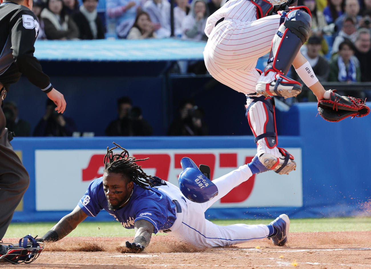 ヤクルト対中日　5回表中日1死三塁、石川昂の三ゴロで生還するカリステ（撮影・野上伸悟）