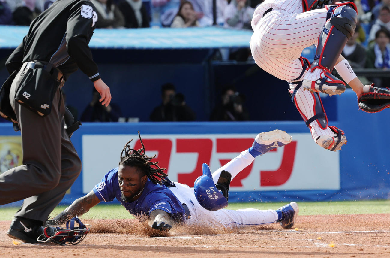 ヤクルト対中日　5回表中日1死三塁、石川昂の三ゴロで生還するカリステ（撮影・野上伸悟）