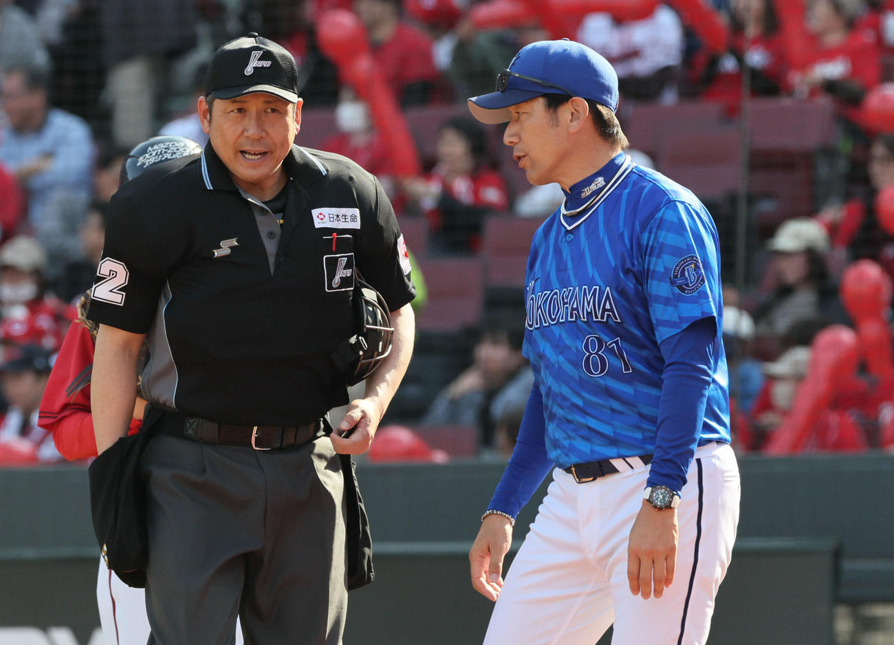 広島対DeNA 7回表終了時、交代を告げる三浦監督（撮影・加藤孝規）