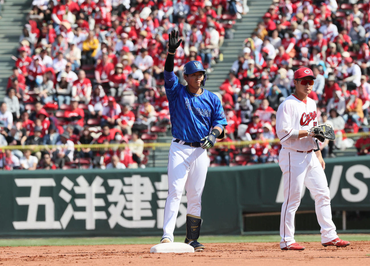 広島対DeNA 5回表DeNA無死一、二塁、2点適時二塁打を放った蝦名（撮影・加藤孝規）