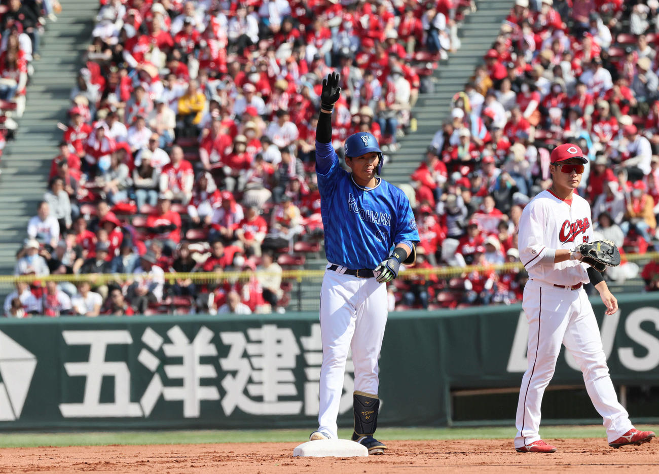 広島対DeNA 5回表DeNA無死一、二塁、2点適時二塁打を放った蝦名（撮影・加藤孝規）