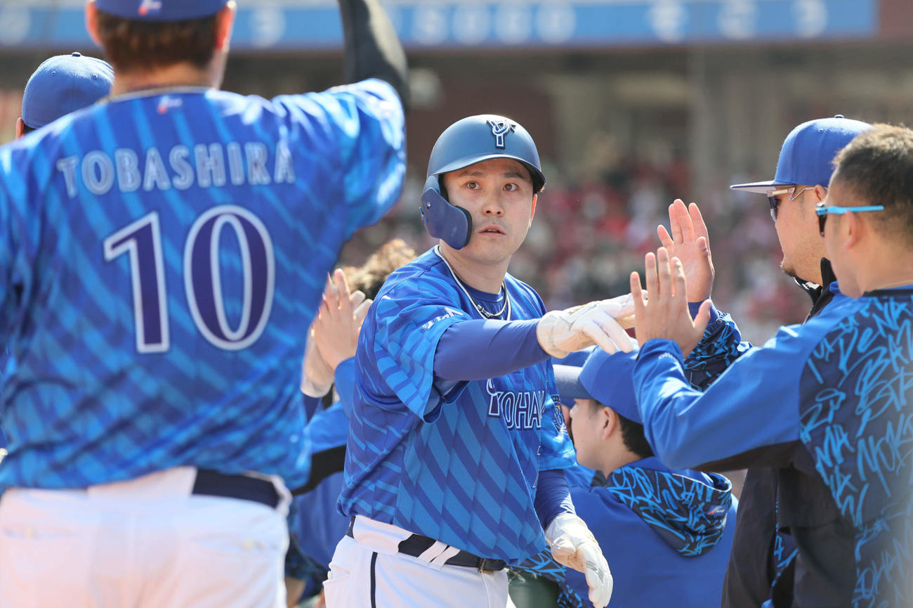 広島対DeNA 5回表DeNA無死一、二塁、蝦名の2点適時二塁打で生還した佐野（撮影・加藤孝規）