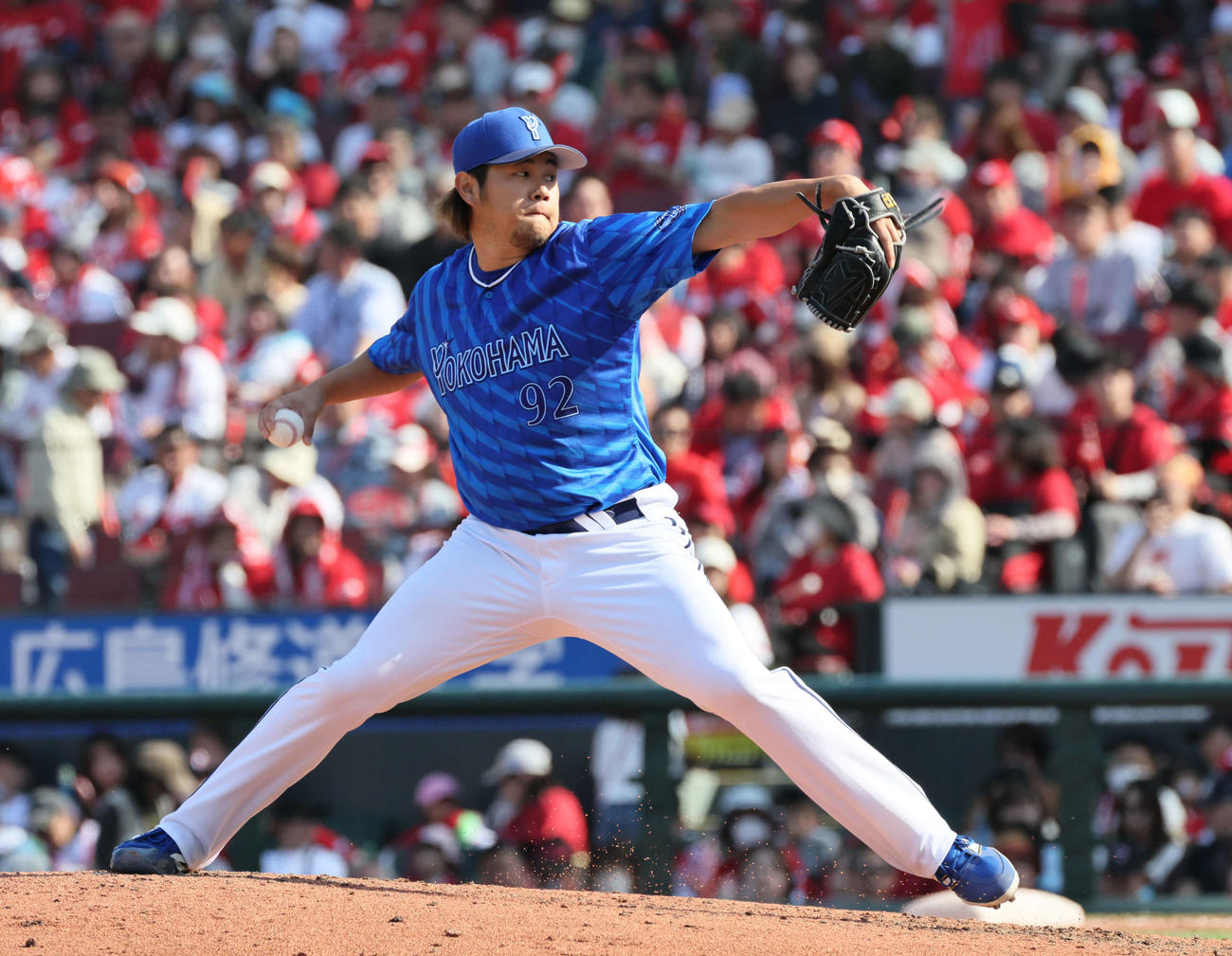 広島対DeNA 7回裏広島、DeNA4番手の堀岡（撮影・加藤孝規）
