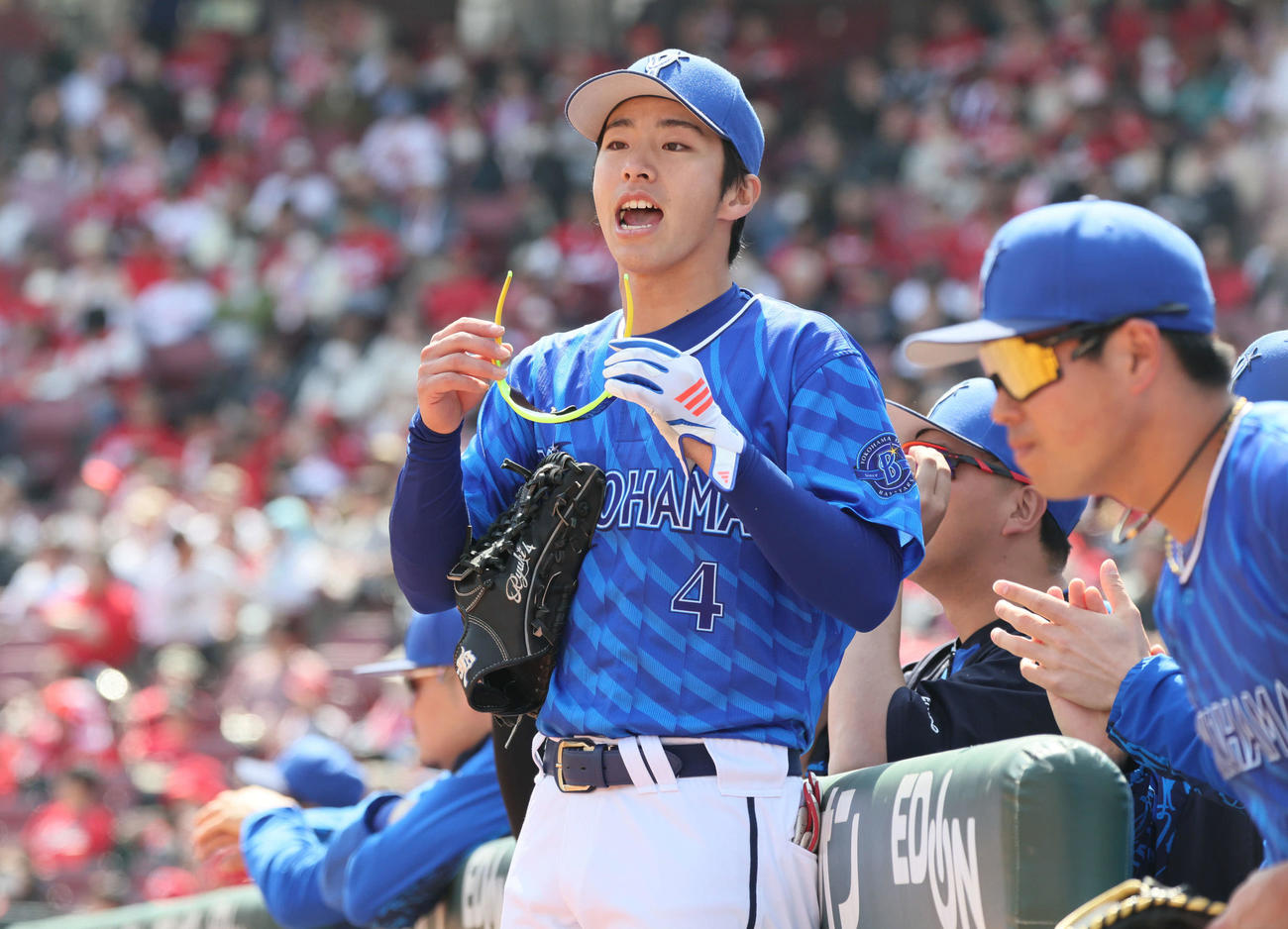 広島対DeNA 2回裏広島、守備に向かう選手に声出しする度会（撮影・加藤孝規）