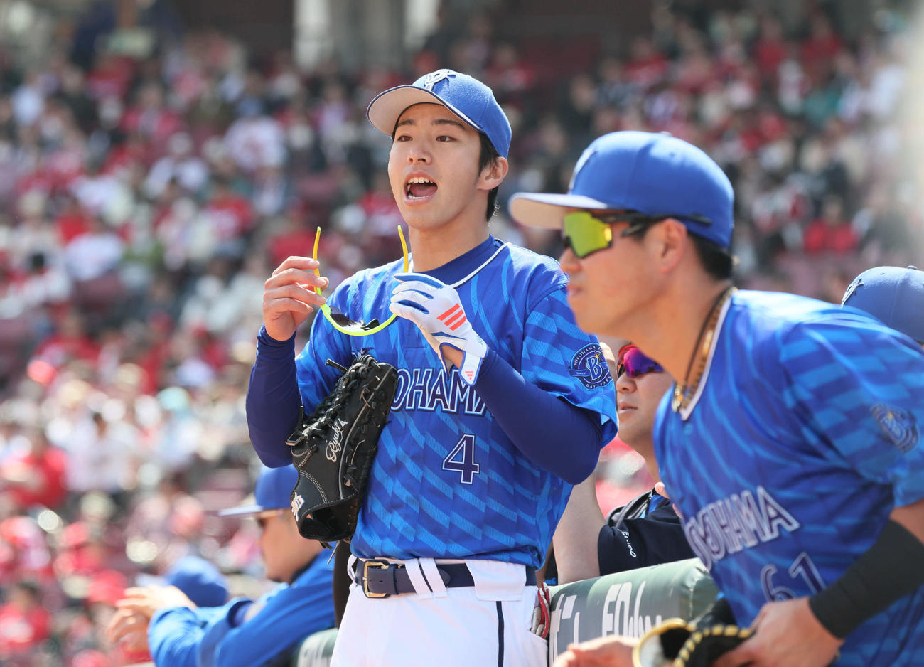 広島対DeNA 2回裏広島、守備に向かう選手に声出しする度会（撮影・加藤孝規）
