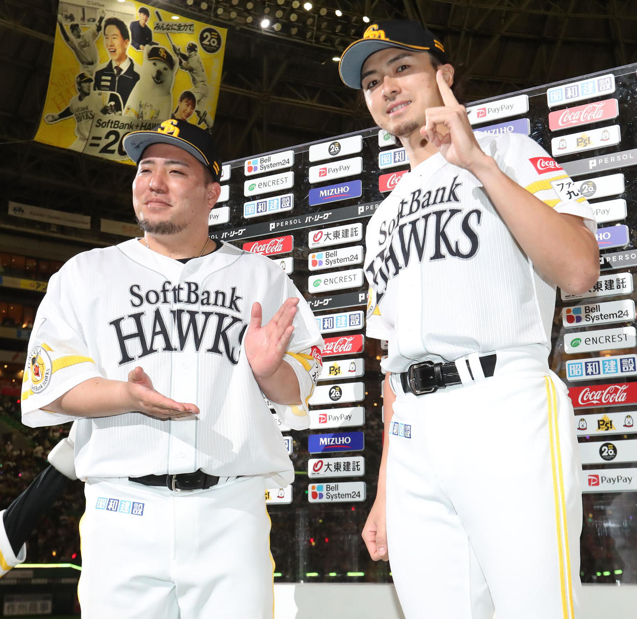 ソフトバンク対西武　ヒーローになった山川（左）と上沢はお立ち台で笑顔を見せる（撮影・梅根麻紀）