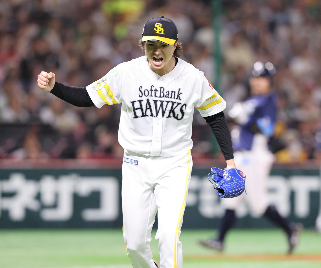 ソフトバンク対西武　5回表1死一、二塁、長谷川を三併殺打に仕留めガッツポーズをする上沢（撮影・梅根麻紀）