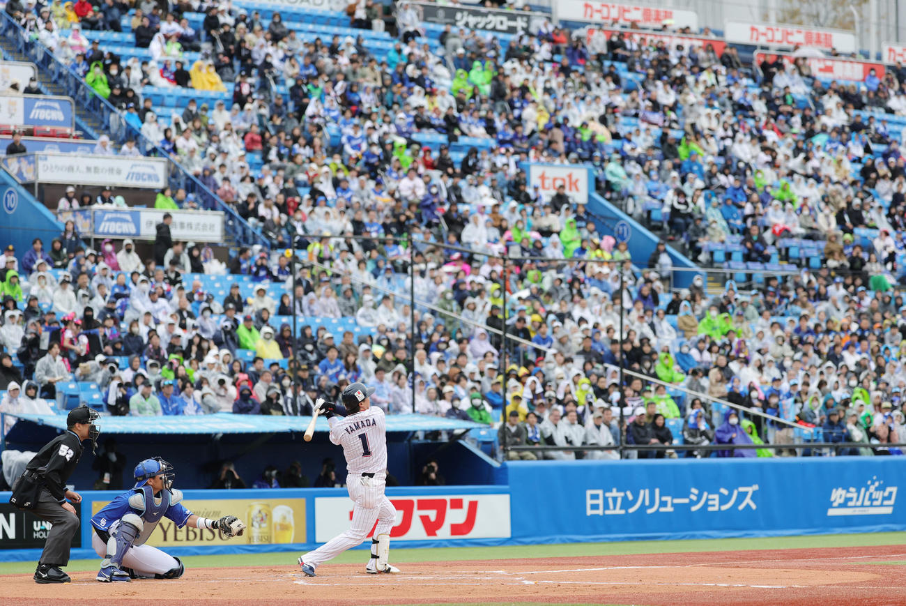 ヤクルト対中日　1回裏ヤクルト2死一、二塁、左越え3点本塁打を放ち神宮球場168本塁打で、最多本塁打記録を更新する山田（撮影・野上伸悟）