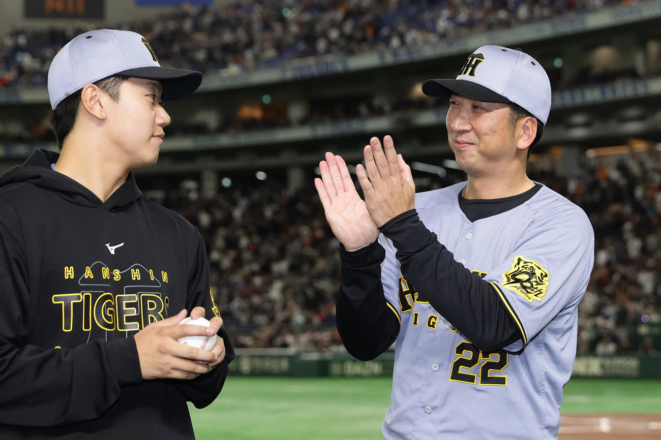 巨人対阪神　プロ初勝利を挙げた阪神門別（左）を祝福する藤川監督（撮影・前田充）