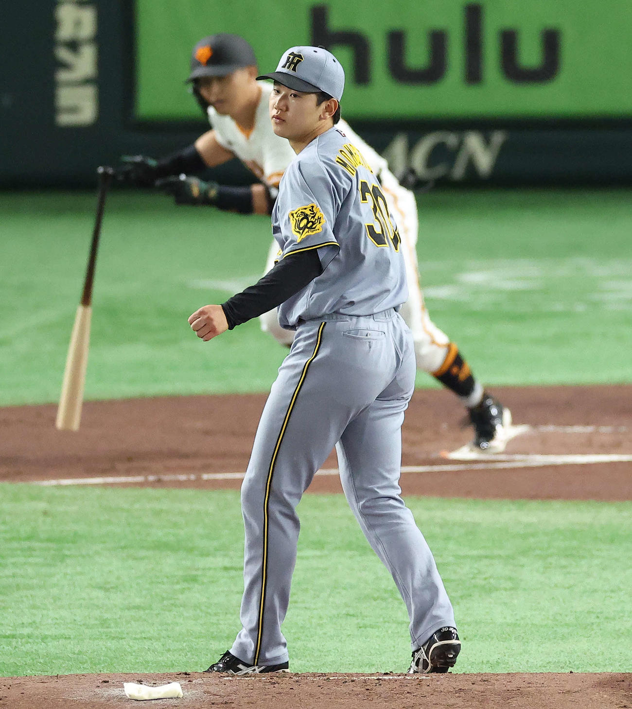 巨人対阪神　1回裏巨人2死、吉川を二ゴロに抑える門別（撮影・河田真司）