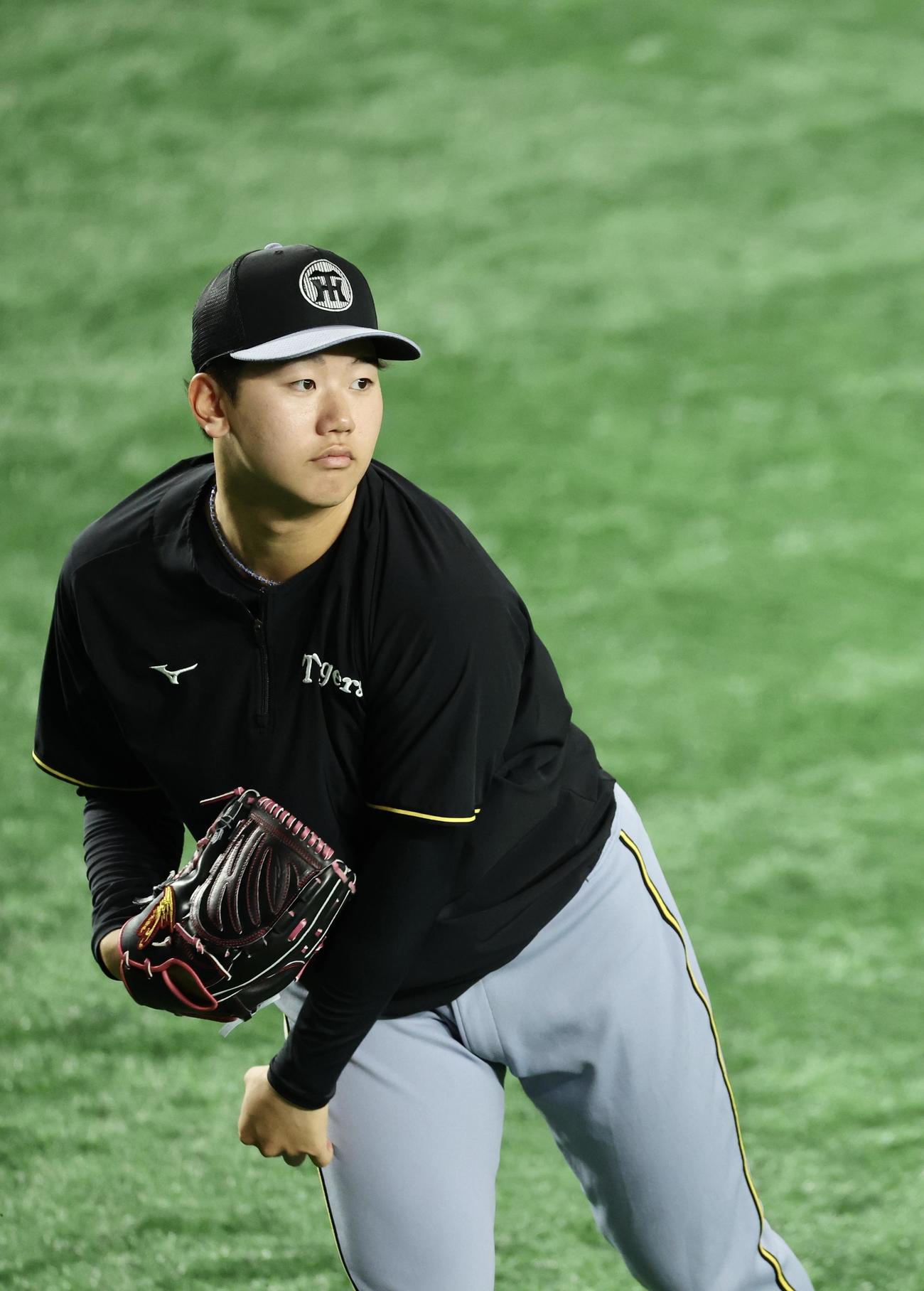 巨人対阪神　試合前、キャッチボールする阪神門別（撮影・河田真司）